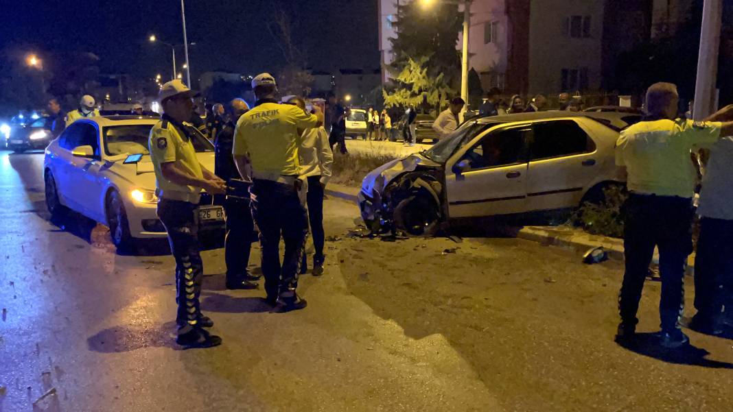 Ters yöne giren otomobil kazaya neden oldu: 1 ölü, 5 yaralı 3